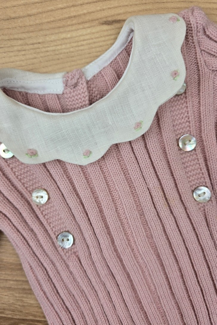 JERSEY CUELLO LINO BORDADO A MANO DE ARTESANÍA CARMINA, ROSA PALO. INVIERNO 26.