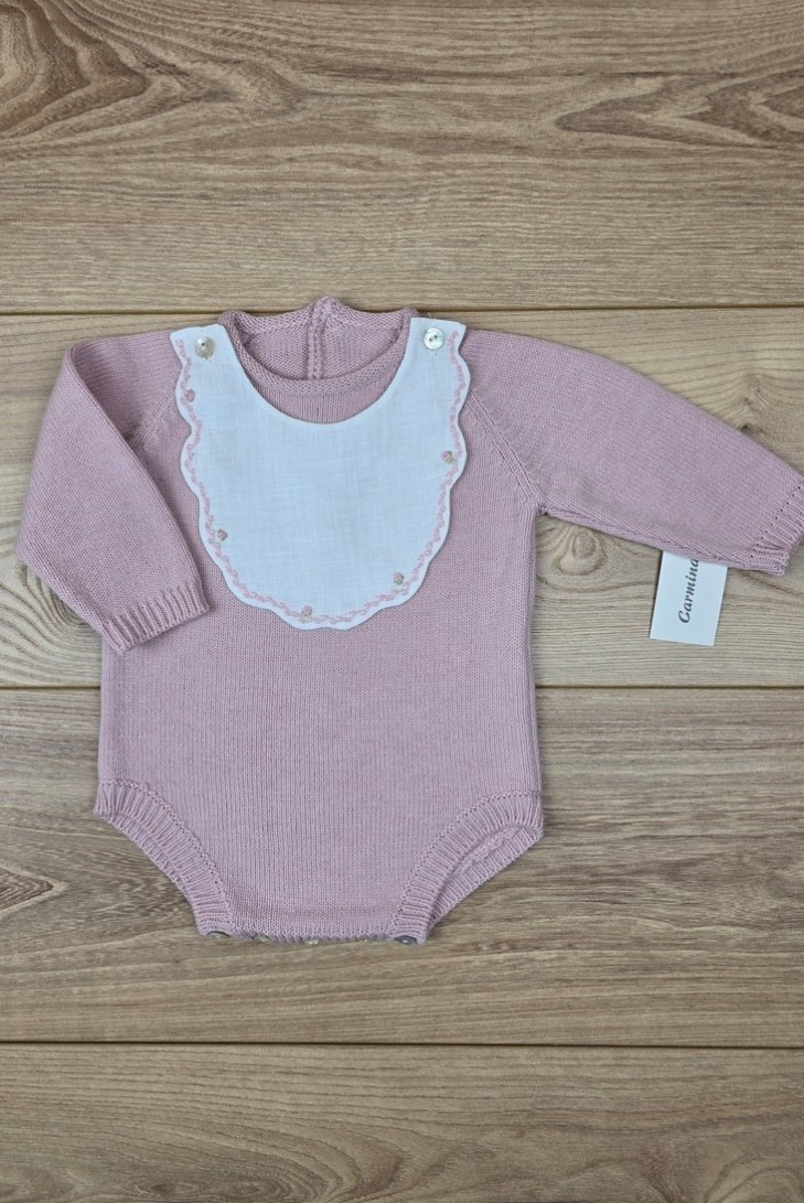 RANITA PUNTO MANGA LARGA CON CUELLO DE LINO BORDADO A MANO DE ARTESANÍA CARMINA, ROSA PALO. INVIERNO 26.