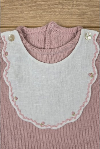 RANITA PUNTO MANGA LARGA CON CUELLO DE LINO BORDADO A MANO DE ARTESANÍA CARMINA, ROSA PALO. INVIERNO 26. 2