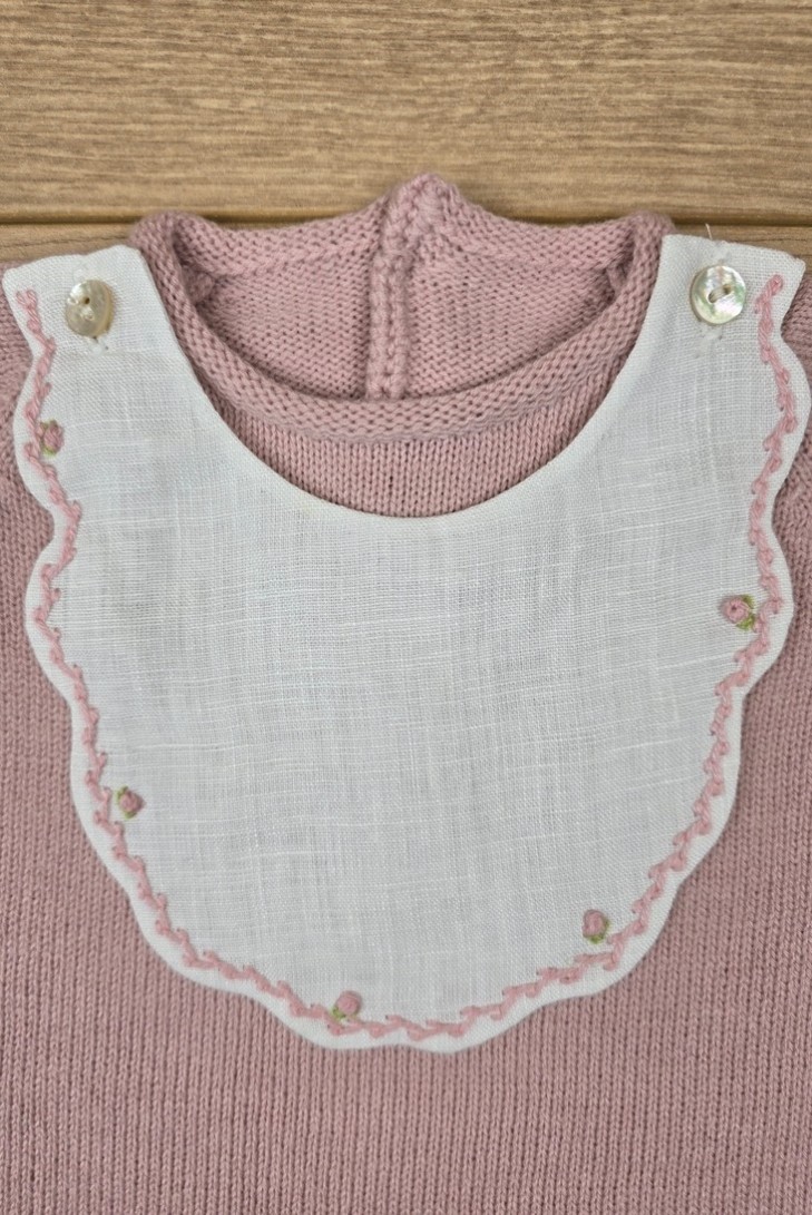 RANITA PUNTO MANGA LARGA CON CUELLO DE LINO BORDADO A MANO DE ARTESANÍA CARMINA, ROSA PALO. INVIERNO 26.