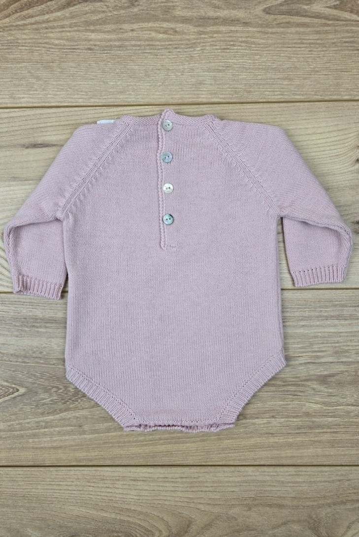RANITA PUNTO MANGA LARGA CON CUELLO DE LINO BORDADO A MANO DE ARTESANÍA CARMINA, ROSA PALO. INVIERNO 26.