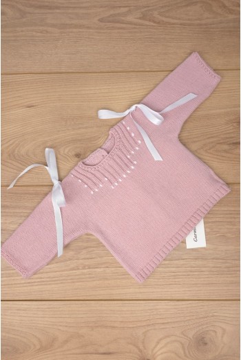 JERSEY LAZOS Y BODOQUES BORDADOS A MANO DE ARTESASANÍA CARMINA, ROSA PALO. INVIERNO 26.