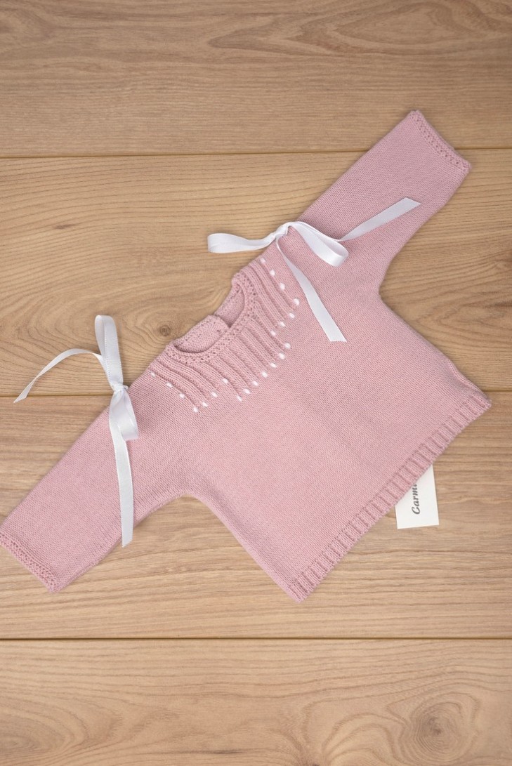 JERSEY LAZOS Y BODOQUES BORDADOS A MANO DE ARTESASANÍA CARMINA, ROSA PALO. INVIERNO 26.