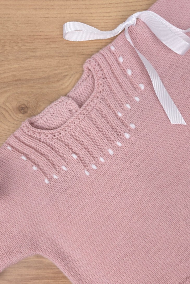 JERSEY LAZOS Y BODOQUES BORDADOS A MANO DE ARTESASANÍA CARMINA, ROSA PALO. INVIERNO 26.