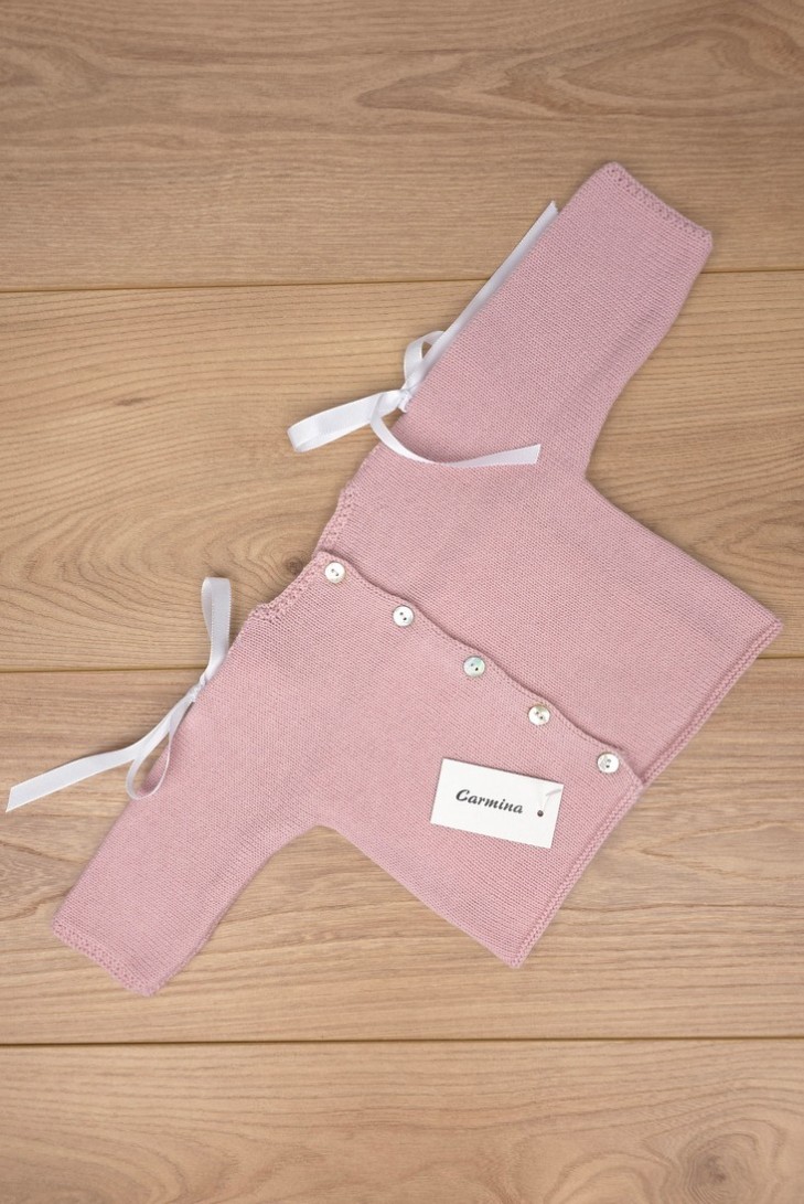 JERSEY LAZOS Y BODOQUES BORDADOS A MANO DE ARTESASANÍA CARMINA, ROSA PALO. INVIERNO 26.