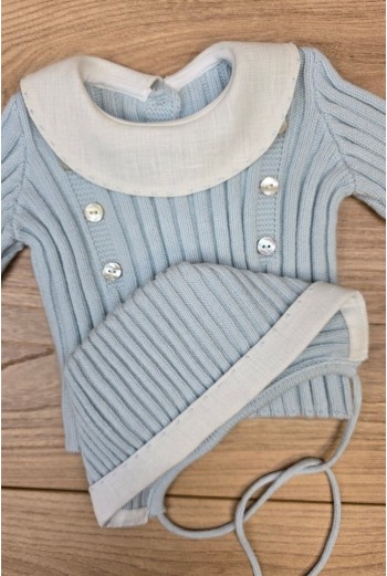 JERSEY Y CAPOTA BORDADOS A MANO DE ARTESANÍA CARMINA, CELESTE/BLANCO. INVIERNO 26. 2