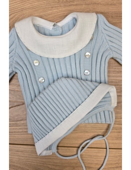 JERSEY Y CAPOTA BORDADOS A MANO DE ARTESANÍA CARMINA, CELESTE/BLANCO. INVIERNO 26.