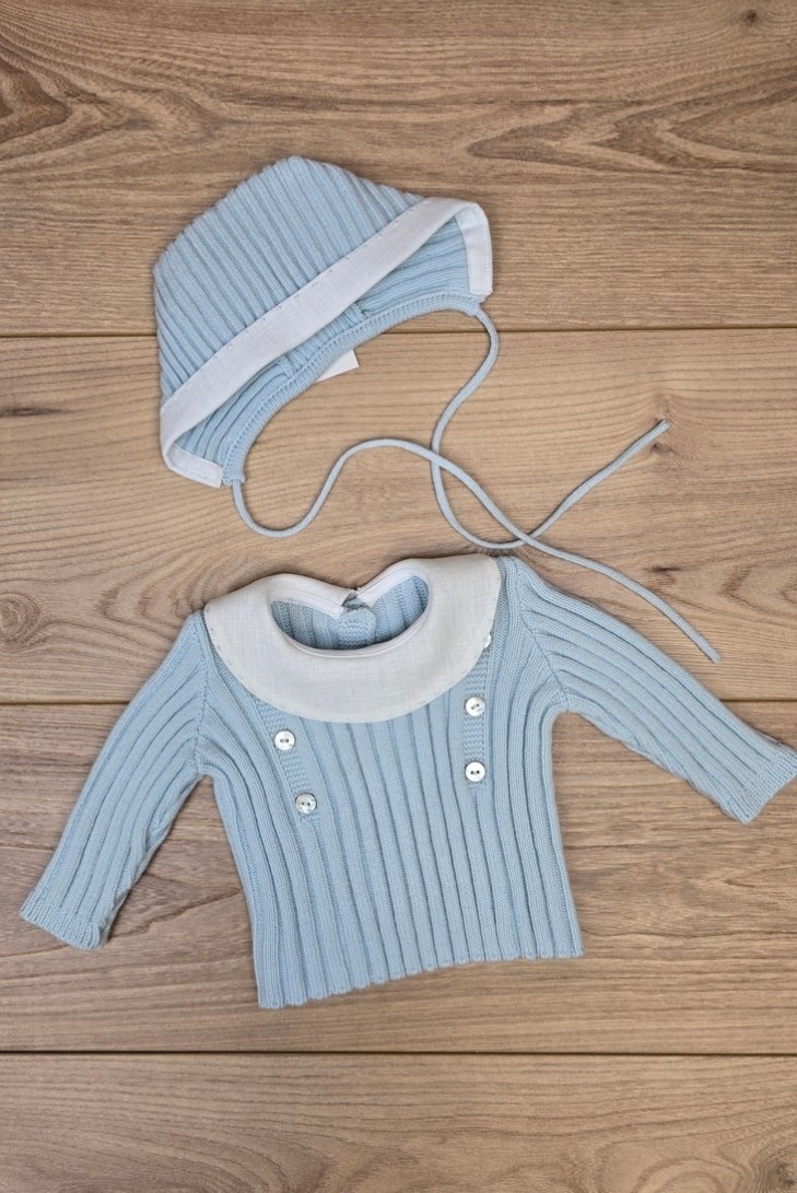 JERSEY Y CAPOTA BORDADOS A MANO DE ARTESANÍA CARMINA, CELESTE/BLANCO. INVIERNO 26.