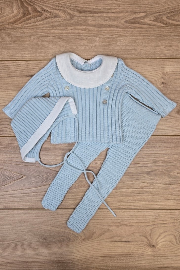 JERSEY Y CAPOTA BORDADOS A MANO DE ARTESANÍA CARMINA, CELESTE/BLANCO. INVIERNO 26.