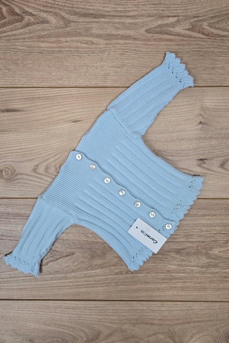 JERSEY BODOQUES BORDADOS A MANO DE ARTESANÍA CARMINA, CELESTE/BLANCO. INVIERNO 26.