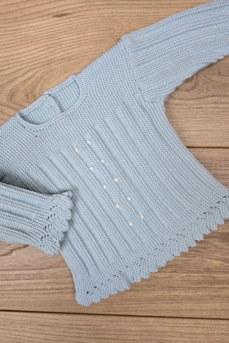 JERSEY BODOQUES BORDADOS A MANO DE ARTESANÍA CARMINA, CELESTE/BLANCO. INVIERNO 26.