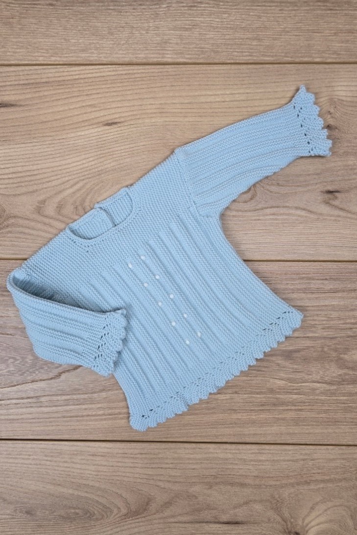 JERSEY BODOQUES BORDADOS A MANO DE ARTESANÍA CARMINA, CELESTE/BLANCO. INVIERNO 26.