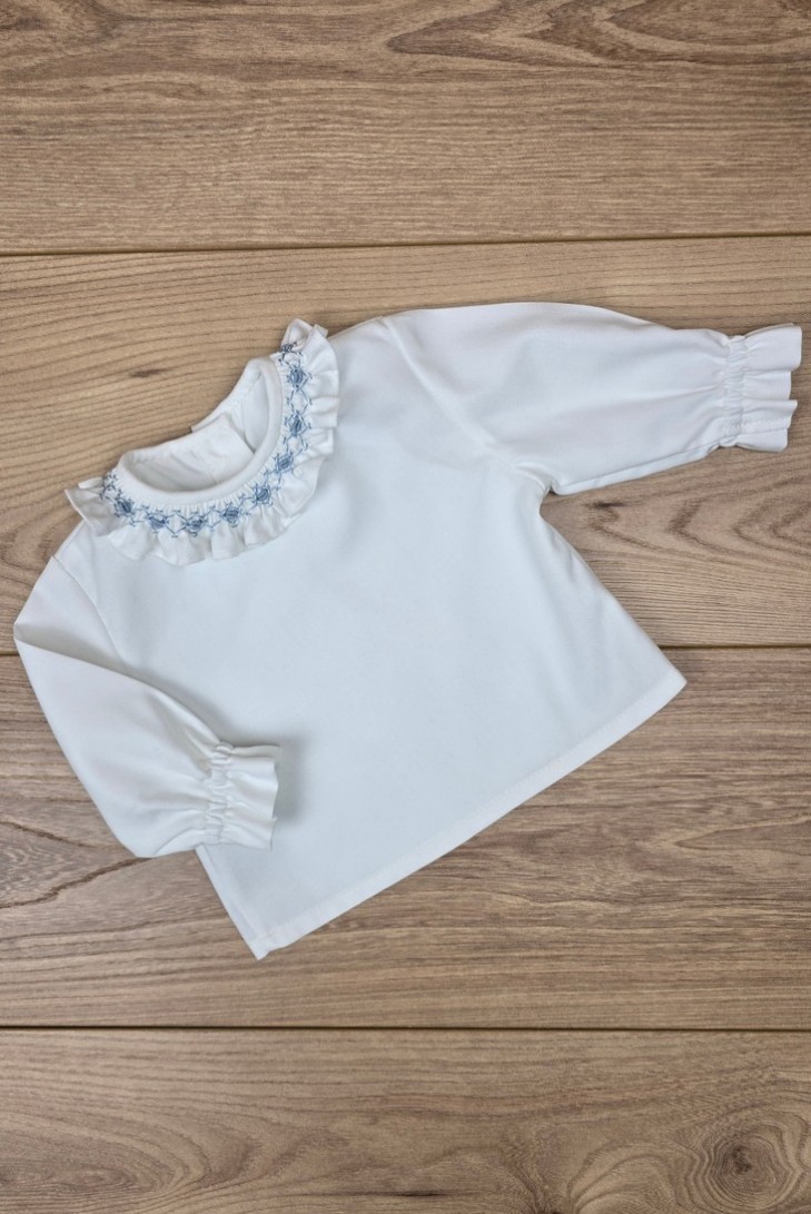 BLUSA VIELLA EN CRUDO CON CUELLO SMOCK AZUL INGLÉS. ARTESANÍA CARMINA. INVIERNO 26.