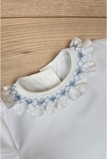 BLUSA VIELLA EN CRUDO CON CUELLO SMOCK AZUL INGLÉS. ARTESANÍA CARMINA. INVIERNO 26. 2