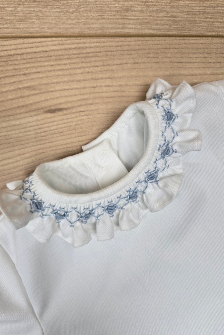 BLUSA VIELLA EN CRUDO CON CUELLO SMOCK AZUL INGLÉS. ARTESANÍA CARMINA. INVIERNO 26.