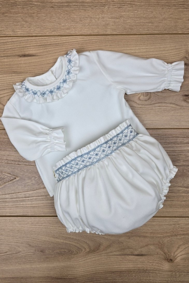 BLUSA VIELLA EN CRUDO CON CUELLO SMOCK AZUL INGLÉS. ARTESANÍA CARMINA. INVIERNO 26.