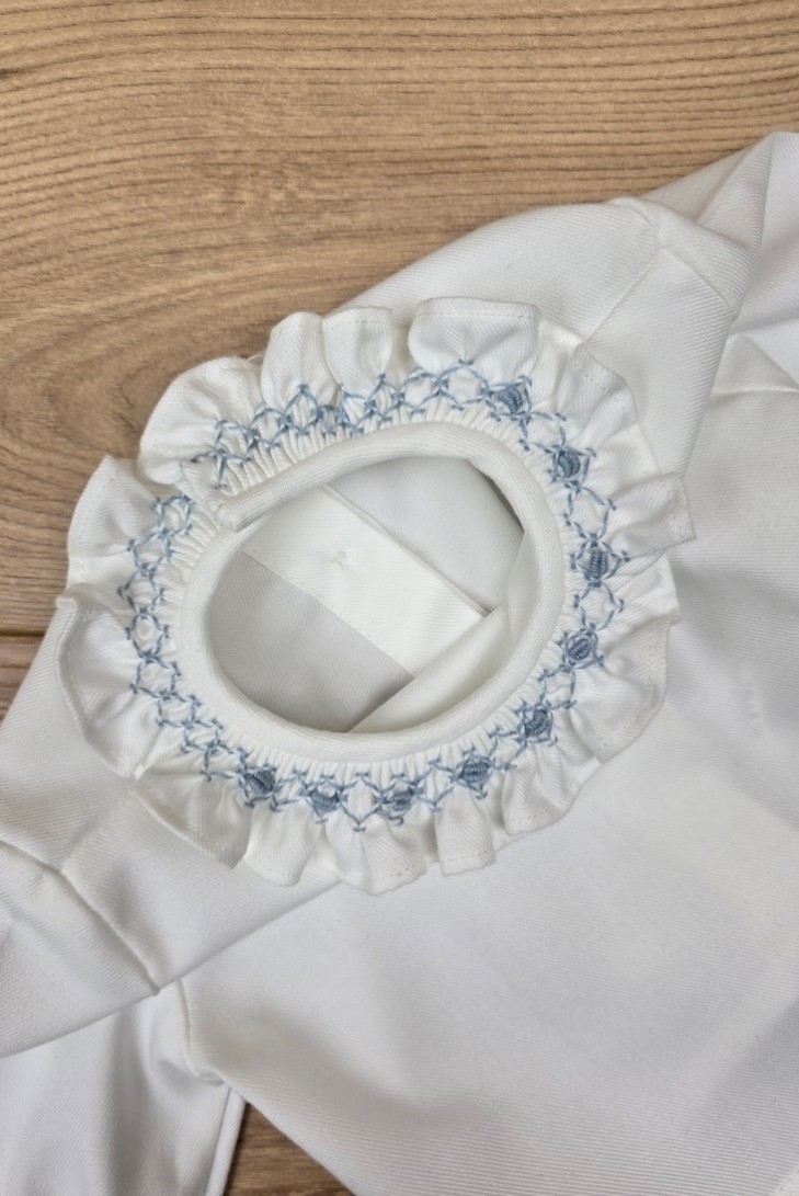 BLUSA VIELLA EN CRUDO CON CUELLO SMOCK AZUL INGLÉS. ARTESANÍA CARMINA. INVIERNO 26.