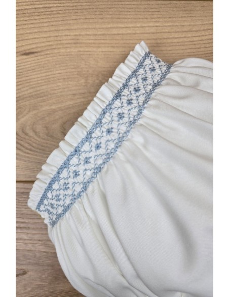 BRAGUITA VIELLA EN CRUDO BORDADA EN PUNTO SMOCK AZUL INGLÉS. ARTESANÍA CARMINA. INVIERNO 26.