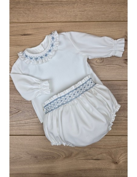 BRAGUITA VIELLA EN CRUDO BORDADA EN PUNTO SMOCK AZUL INGLÉS. ARTESANÍA CARMINA. INVIERNO 26.