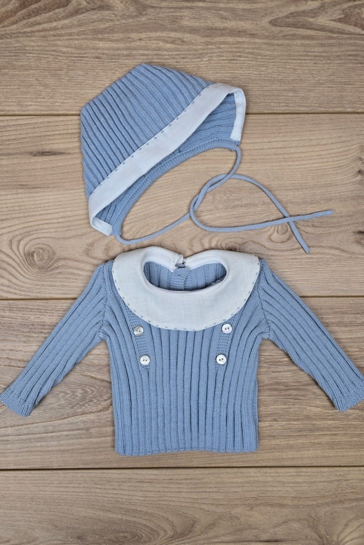 JERSEY Y CAPOTA BORDADOS A MANO DE ARTESANÍA CARMINA, AZUL INGLÉS/BLANCO. INVIERNO 26.