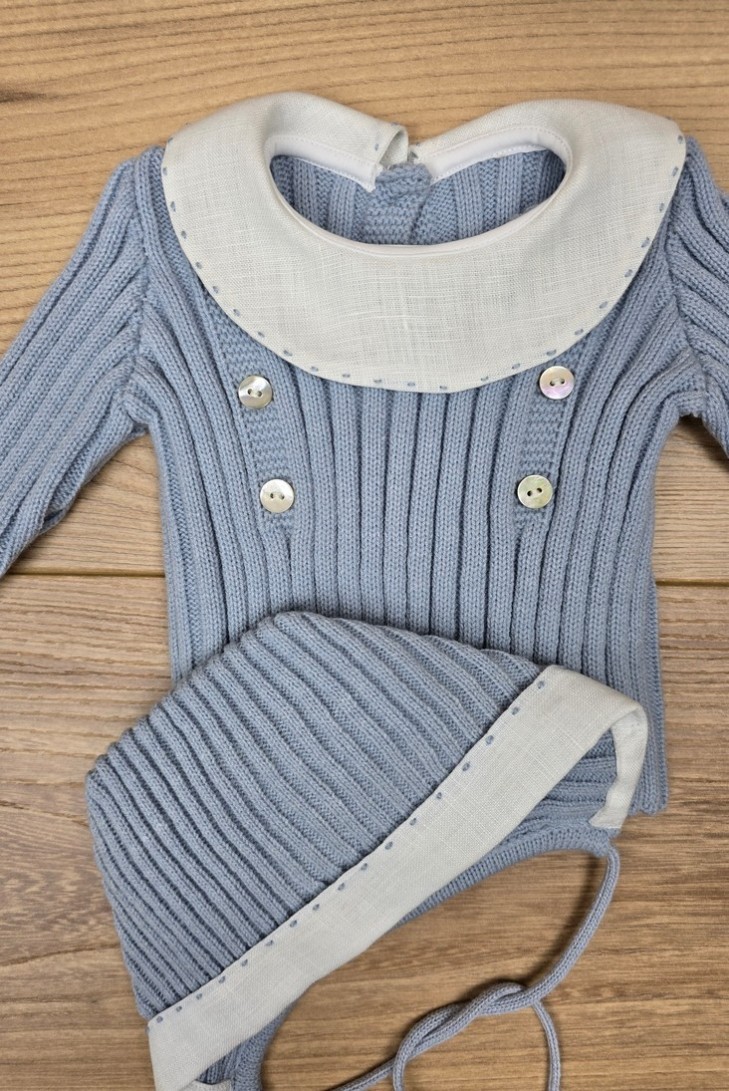 JERSEY Y CAPOTA BORDADOS A MANO DE ARTESANÍA CARMINA, AZUL INGLÉS/BLANCO. INVIERNO 26.
