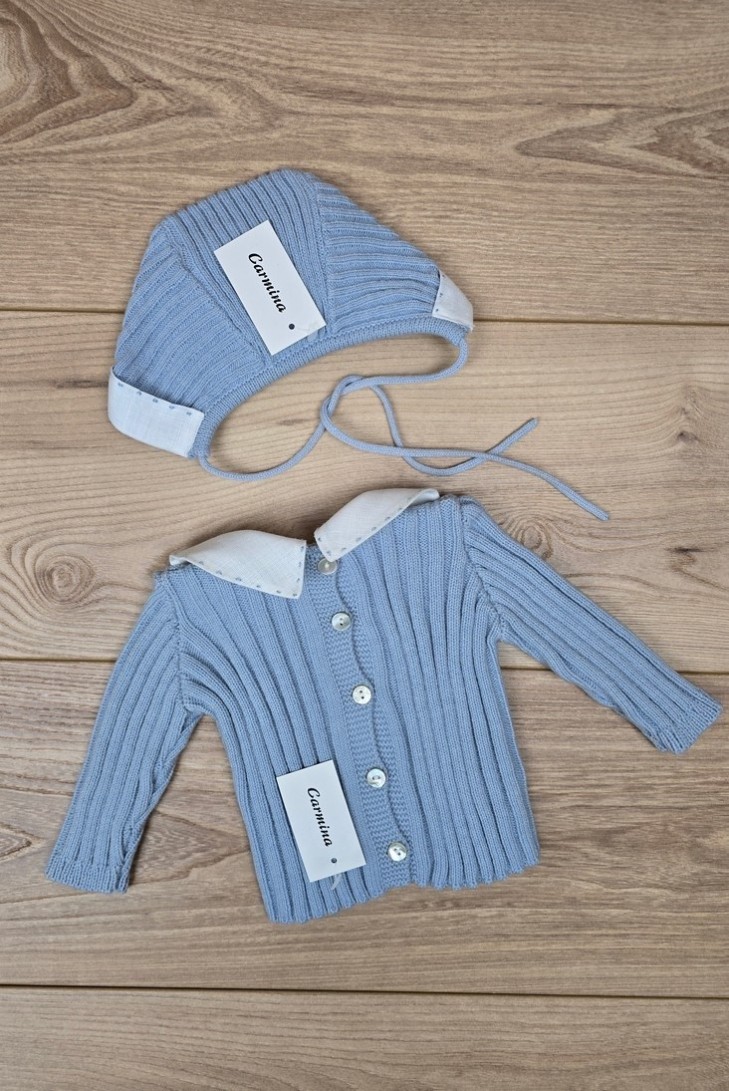 JERSEY Y CAPOTA BORDADOS A MANO DE ARTESANÍA CARMINA, AZUL INGLÉS/BLANCO. INVIERNO 26.