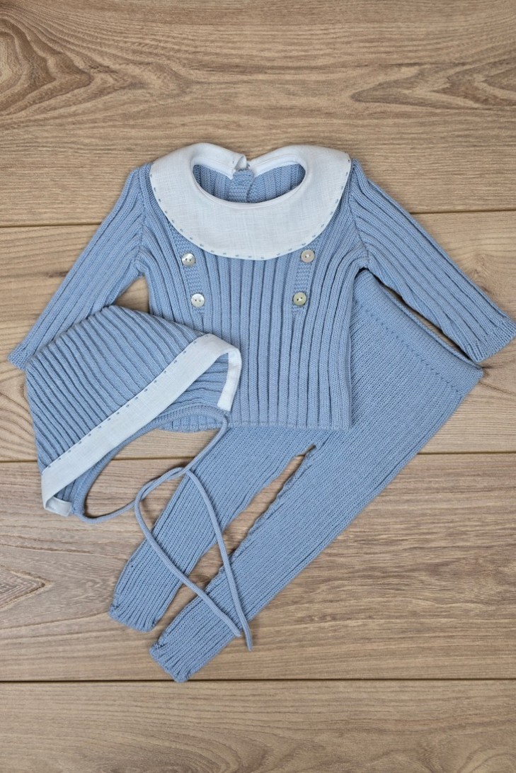 JERSEY Y CAPOTA BORDADOS A MANO DE ARTESANÍA CARMINA, AZUL INGLÉS/BLANCO. INVIERNO 26.