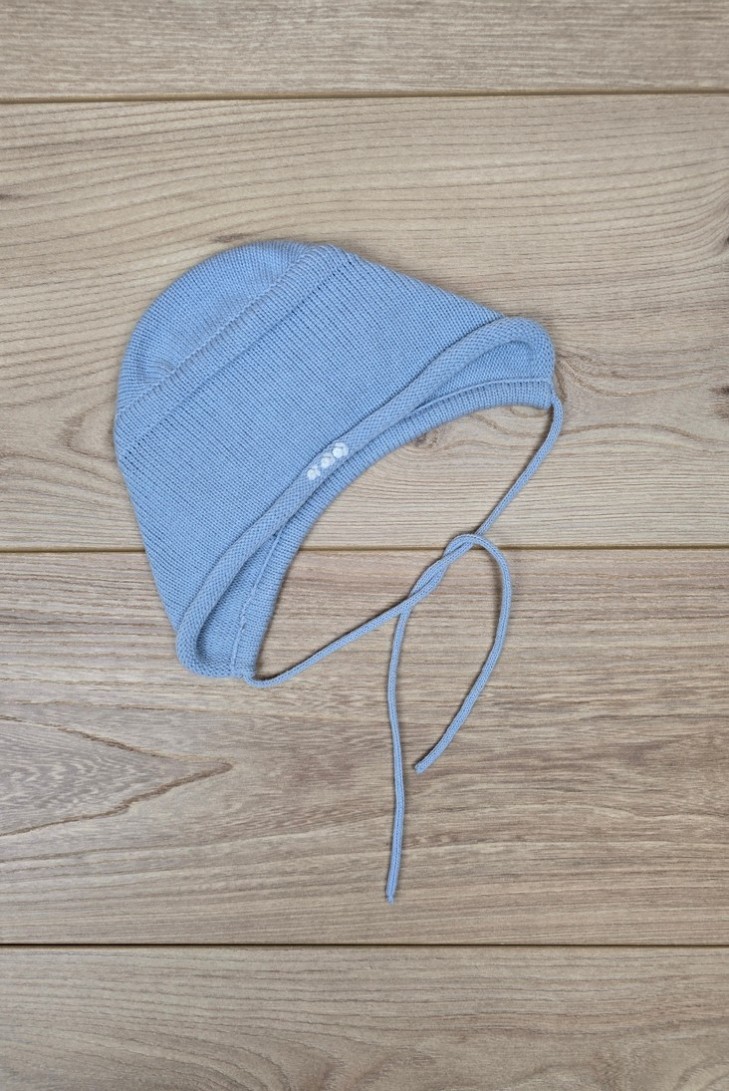 CAPOTA FLOR BORDADA DE ARTESANÍA CARMINA, AZUL INGLÉS/BLANCO. INVIERNO 26.
