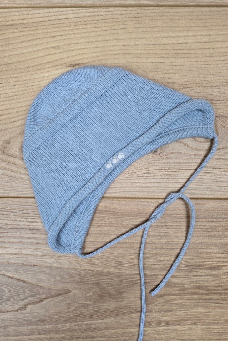 CAPOTA FLOR BORDADA DE ARTESANÍA CARMINA, AZUL INGLÉS/BLANCO. INVIERNO 26.