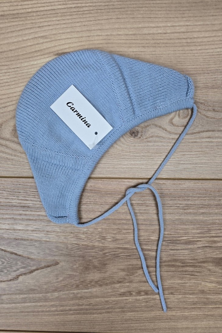 CAPOTA FLOR BORDADA DE ARTESANÍA CARMINA, AZUL INGLÉS/BLANCO. INVIERNO 26.