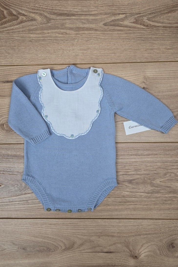 RANITA PUNTO MANGA LARGA CON CUELLO DE LINO BORDADO A MANO DE ARTESANÍA CARMINA, AZUL INGLÉS. INVIERNO 26.