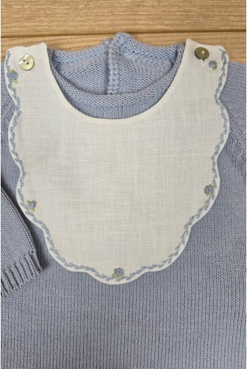 RANITA PUNTO MANGA LARGA CON CUELLO DE LINO BORDADO A MANO DE ARTESANÍA CARMINA, AZUL INGLÉS. INVIERNO 26. 2