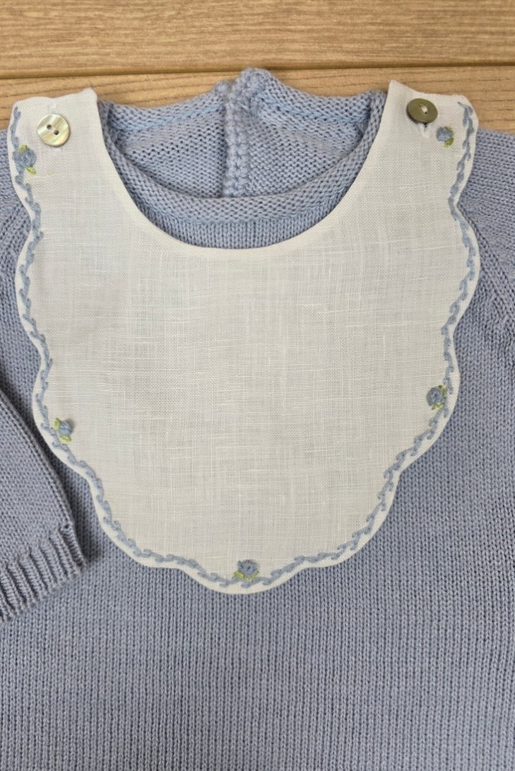RANITA PUNTO MANGA LARGA CON CUELLO DE LINO BORDADO A MANO DE ARTESANÍA CARMINA, AZUL INGLÉS. INVIERNO 26.