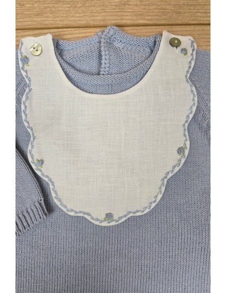RANITA PUNTO MANGA LARGA CON CUELLO DE LINO BORDADO A MANO DE ARTESANÍA CARMINA, AZUL INGLÉS. INVIERNO 26.