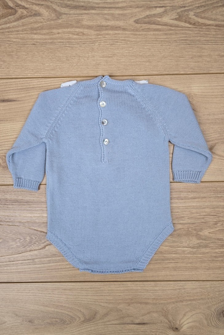 RANITA PUNTO MANGA LARGA CON CUELLO DE LINO BORDADO A MANO DE ARTESANÍA CARMINA, AZUL INGLÉS. INVIERNO 26.