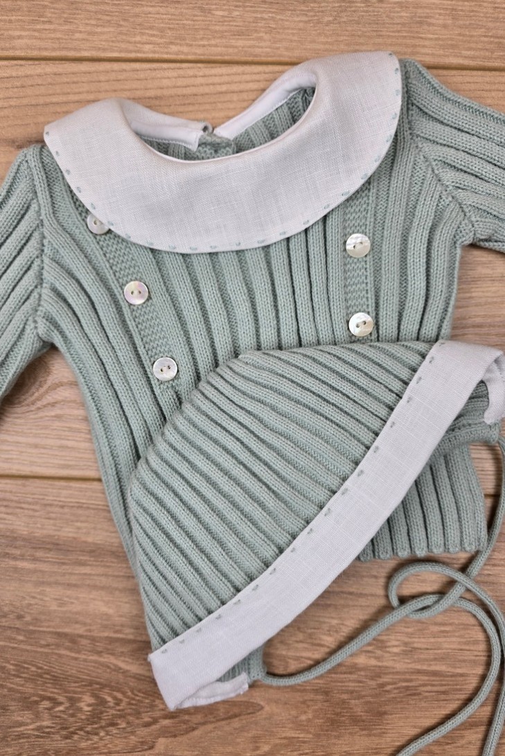 JERSEY Y CAPOTA BORDADOS A MANO DE ARTESANÍA CARMINA, VERDE AGUA/BLANCO. INVIERNO 26.