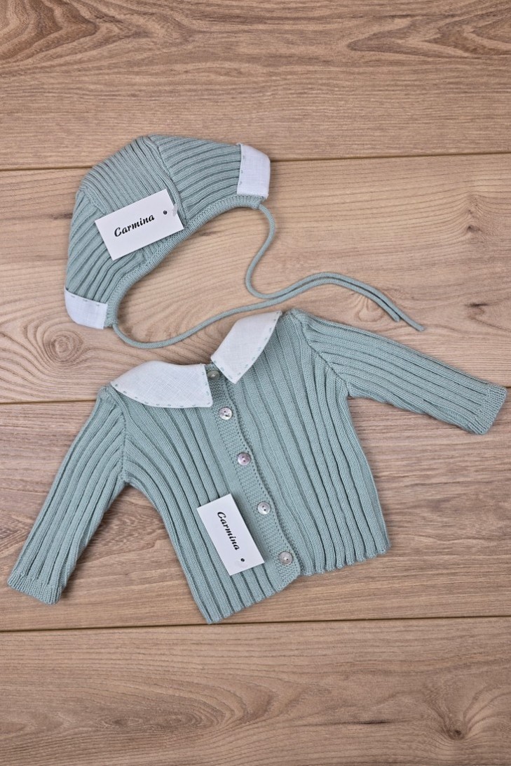 JERSEY Y CAPOTA BORDADOS A MANO DE ARTESANÍA CARMINA, VERDE AGUA/BLANCO. INVIERNO 26.