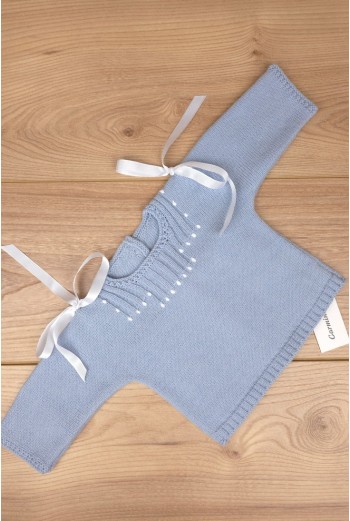 JERSEY LAZOS Y BODOQUES BORDADOS A MANO DE ARTESASANÍA CARMINA, AZUL INGLÉS. INVIERNO 26.