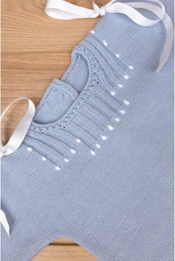 JERSEY LAZOS Y BODOQUES BORDADOS A MANO DE ARTESASANÍA CARMINA, AZUL INGLÉS. INVIERNO 26. 2