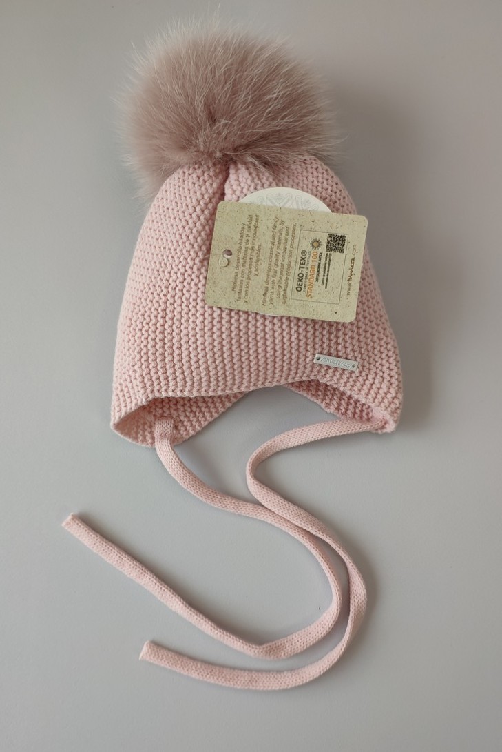 GORRO OREJERO PANGASA POMPÓN NATURAL, ROSA EMPOLVADO. INVIERNO 26.