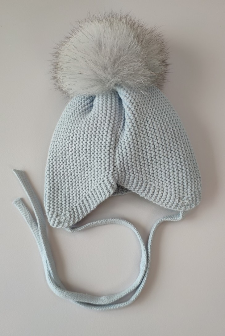 GORRO OREJERO PANGASA POMPÓN NATURAL, CELESTE EMPOLVADO. INVIERNO 26.