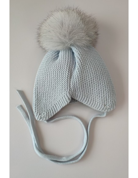 GORRO OREJERO PANGASA POMPÓN NATURAL, CELESTE EMPOLVADO. INVIERNO 26.