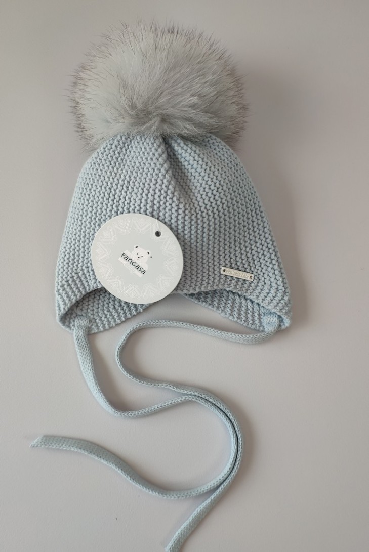 GORRO OREJERO PANGASA POMPÓN NATURAL, CELESTE EMPOLVADO. INVIERNO 26.