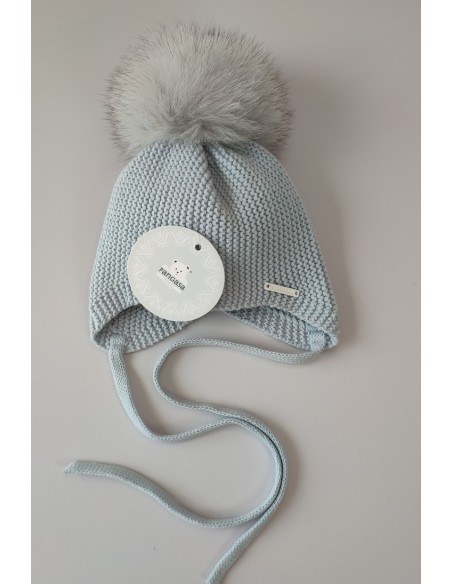 GORRO OREJERO PANGASA POMPÓN NATURAL, CELESTE EMPOLVADO. INVIERNO 26.