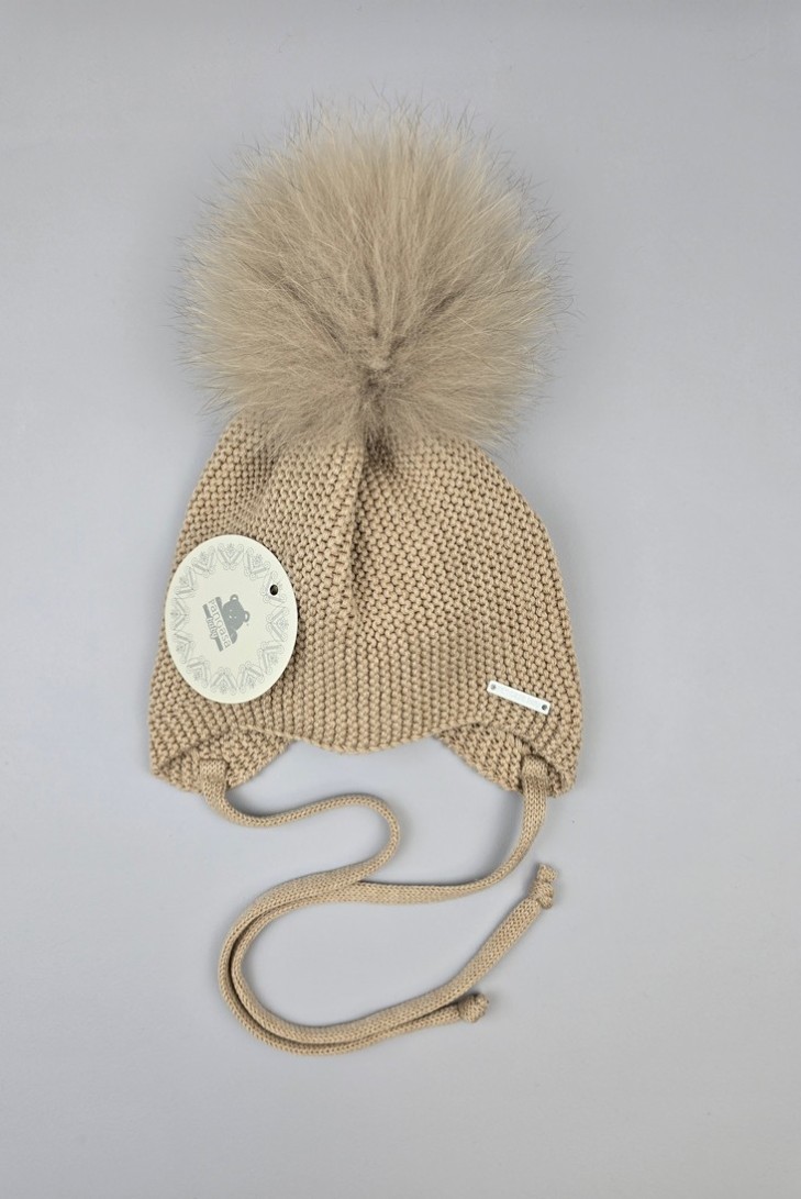 GORRO OREJERO PANGASA POMPÓN NATURAL, ARENA. INVIERNO 26.