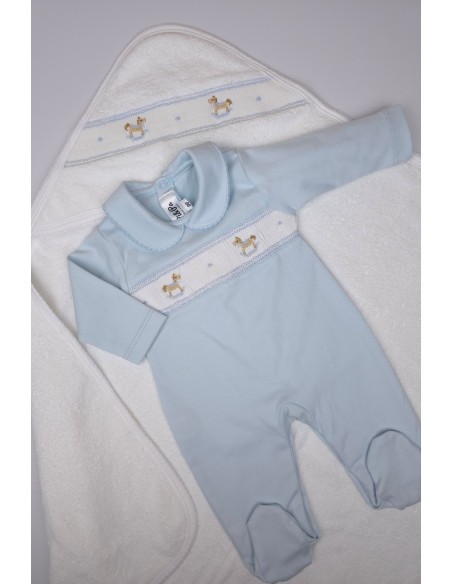 CAPA DE BAÑO PUNTO SMOCK CABALLITO MADERA, CELESTE. INVIERNO 26.