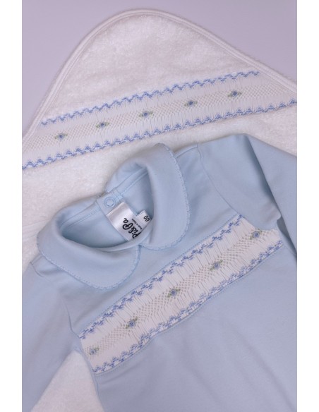 CAPA DE BAÑO PUNTO SMOCK FLOR, CELESTE. INVIERNO 26.