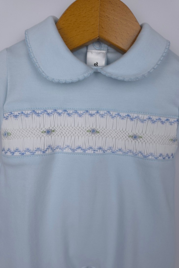 PIJAMA PUNTO SMOCK FLOR, CELESTE. INVIERNO 26.