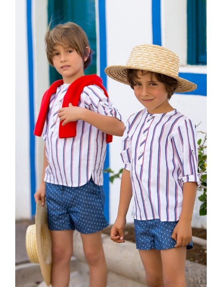Conjunto niño formado por camisa estampado rayas y pantalón short en tela vaquera con decoración de anclas