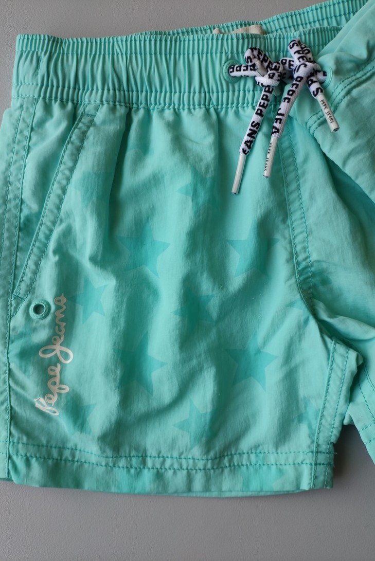 BAÑADOR NIÑO ESTRELLAS TURQUESA DE PEPE JEANS.